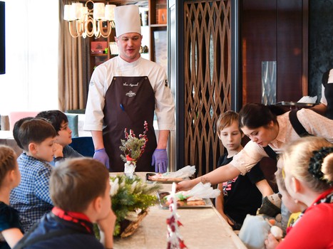 Подарки команде от Клуба юного болельщика "Авангарда"