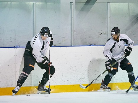 Тренировка "Авангарда" перед первым матчем на сборе