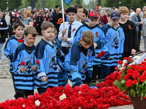 Возложение цветов в Парке Победы