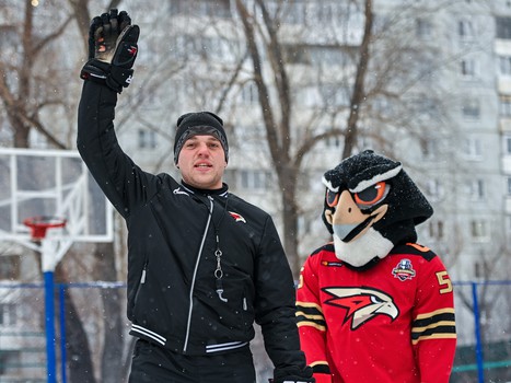 Уроки хоккея проходят в 10 школах Омска