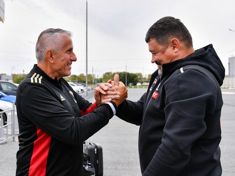 Боб Хартли прилетел в Омск