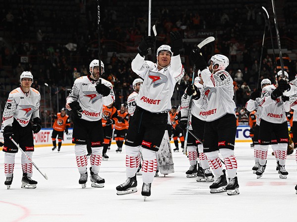 «ТИГРЫ» В КЛЕТКЕ | Победная раздевалка «Авангарда» после матча с «Амуром» (ВИДЕО)