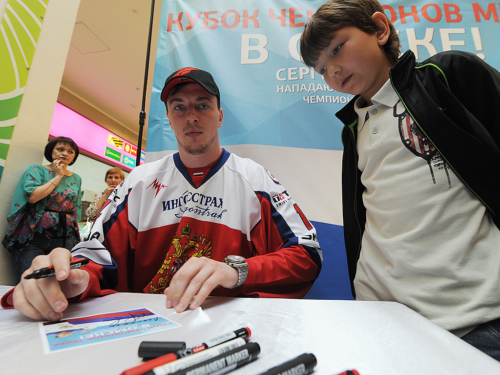 Сергей Калинин с Кубком чемпионов мира в Омске. День 2