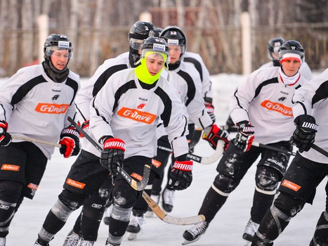 "Авангард" сыграл в хоккей с мячом под открытым небом