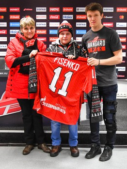 Вручение новогодних свитеров