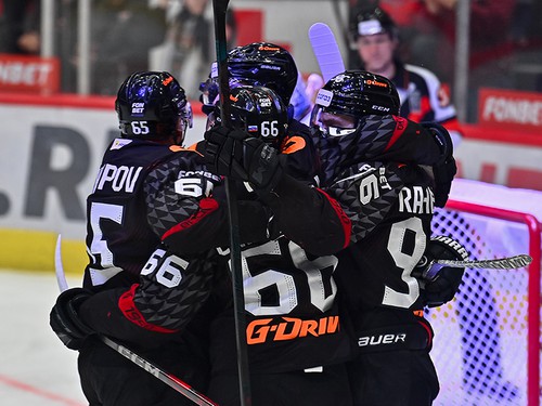 Нервное начало. «Авангард» повёл в серии против «Нефтехимика»