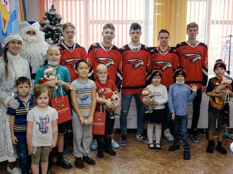 Новогодние подарки для юных болельщиков