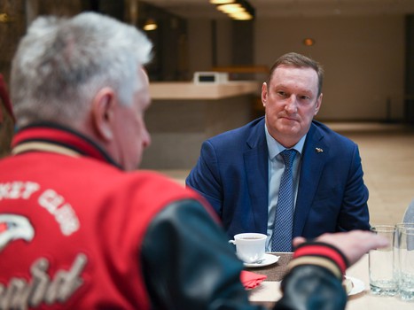 Встреча обладателя Кубка Гагарина Кирилла Семёнова и губернатора Александра Буркова в Академии «Авангард»