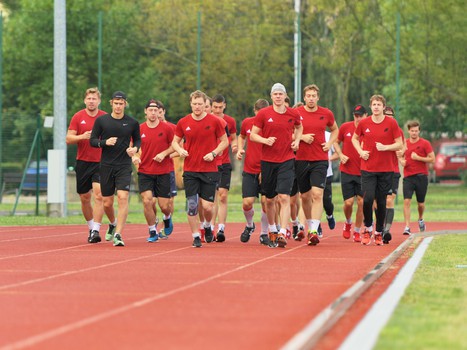 Перед игрой с "Пиратами". Тренировка на "земле"