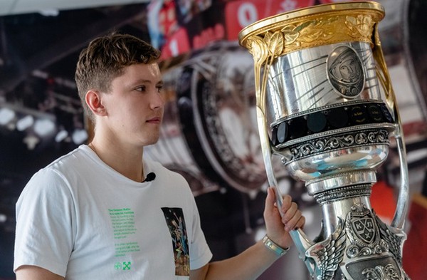 Денис Зернов привез в Челябинск Кубок Гагарина