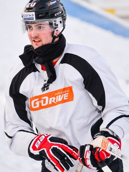 "Авангард" сыграл в хоккей с мячом под открытым небом