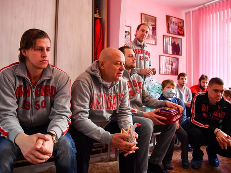 "Авангард" поздравил юных болельщиков из ОДКБ с наступающим Новым годом