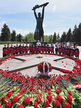 Возложение цветов в Парке Победы