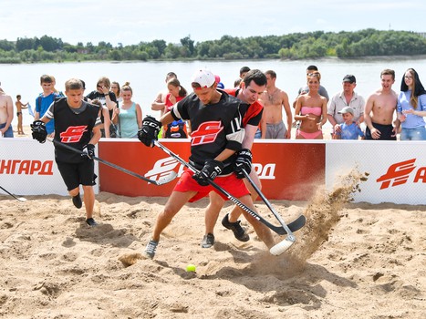 Жаркий хоккей: в Омске состоялся третий "Кубок Авангарда" по хоккею на песке