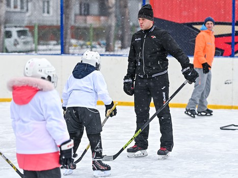 Уроки хоккея проходят в 10 школах Омска