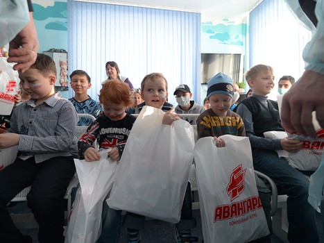 "Авангард" в гостях у детей, проходящих лечение в гематологическом отделении ОДКБ