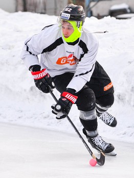 "Авангард" сыграл в хоккей с мячом под открытым небом