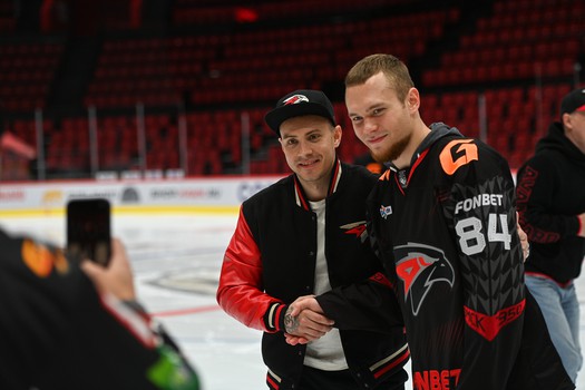 Массовые катания для 75 первых покупателей абонементов на матчи «Авангарда» в сезоне 2025/26 с Михаилом Гуляевым