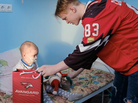 Новогодние подарки для юных болельщиков