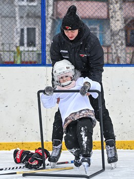 Уроки хоккея проходят в 10 школах Омска