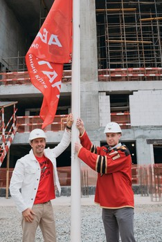 Год строительства «Арены Омск» отметили поднятием чемпионского флага