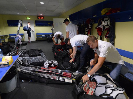 На сбор! Хоккеисты "Авангарда" перед отъездом в Фюссен