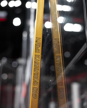 Золотая клюшка Ильи Каблукова в честь 1000 матчей в КХЛ. Детали