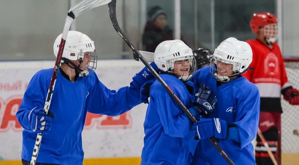 Хоккей в День космонавтики. "Авангард" провел турнир среди детских команд