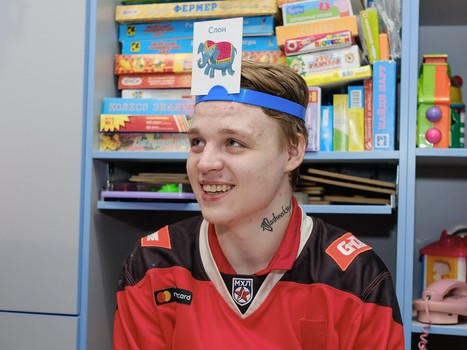 Новогодние подарки для юных болельщиков