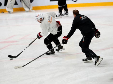 «Авангард» возобновил тренировки. Первое занятие по катанию