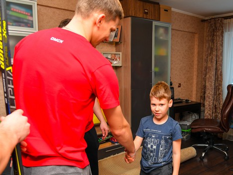 Новогоднее чудо «Авангарда» #1: «Омские Ястребы» навестили маленького хоккеиста