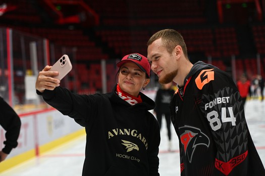 Массовые катания для 75 первых покупателей абонементов на матчи «Авангарда» в сезоне 2025/26 с Михаилом Гуляевым