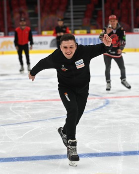 Массовые катания для 75 первых покупателей абонементов на матчи «Авангарда» в сезоне 2025/26 с Михаилом Гуляевым