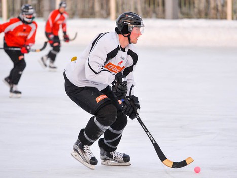 "Авангард" сыграл в хоккей с мячом под открытым небом