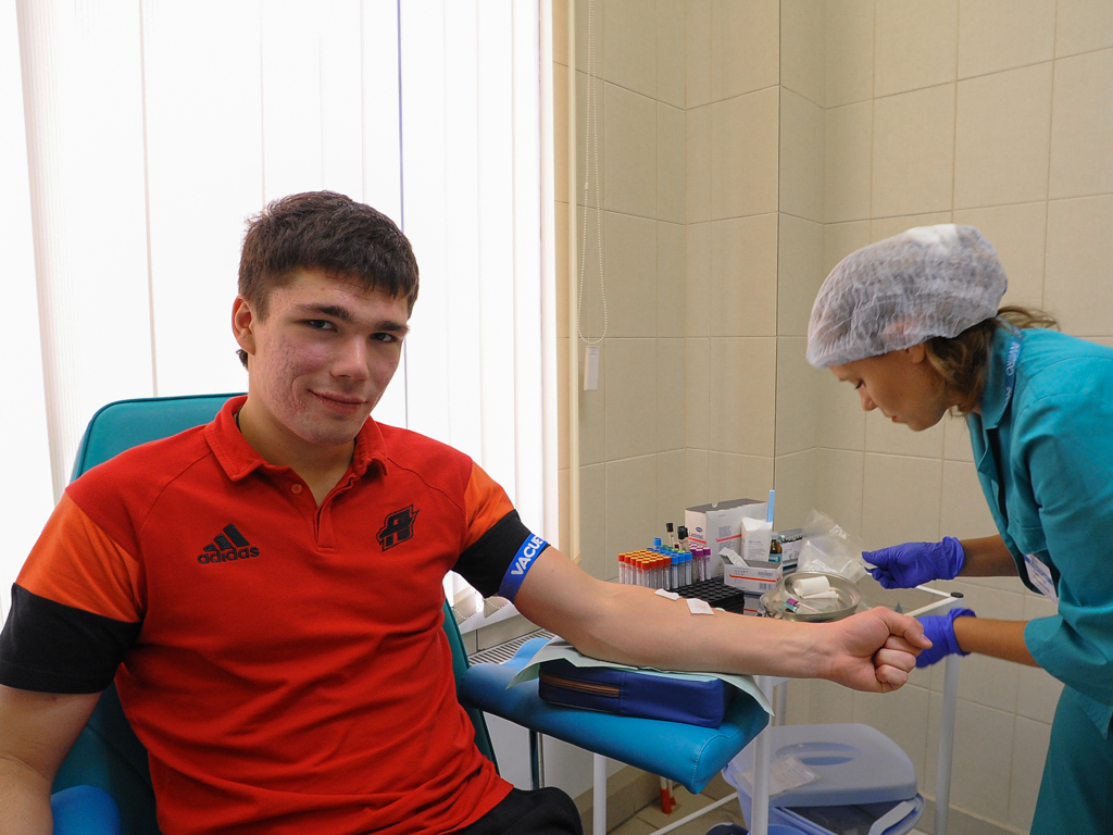 Игроки "Омских Ястребов" стали участниками Всемирного дня доноров костного мозга