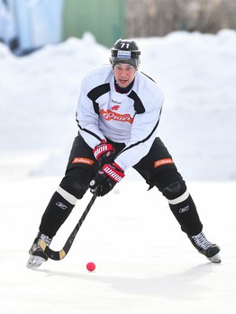 Тренировка "Авангарда" на стадионе "Юность" под открытым небом