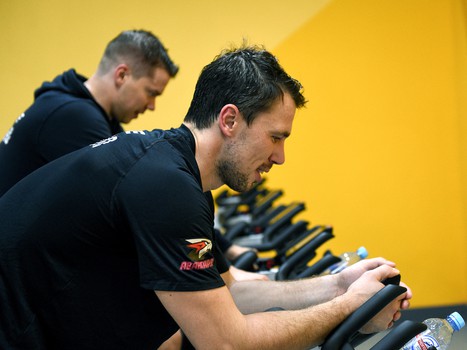 Тренировка "Авангарда" перед выездом в Астану