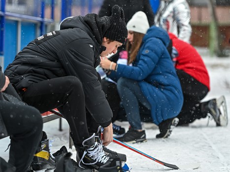 Уроки хоккея проходят в 10 школах Омска