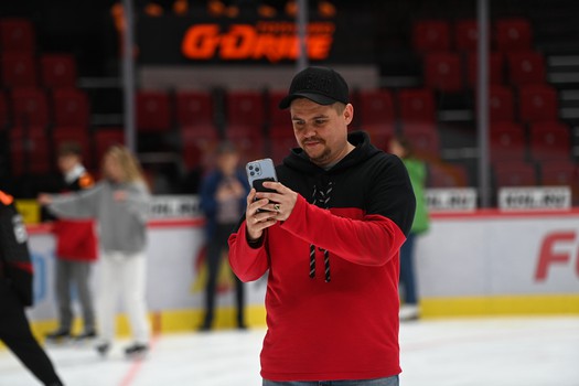 Массовые катания для 75 первых покупателей абонементов на матчи «Авангарда» в сезоне 2025/26 с Михаилом Гуляевым