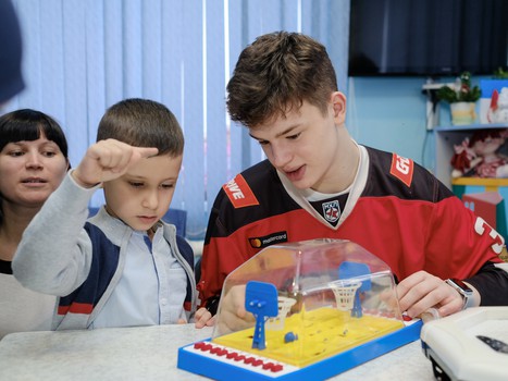 Новогодние подарки для юных болельщиков