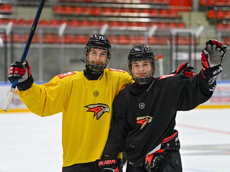 Глеб Трикозов и Михаил Гуляев тренируются с «Авангардом»