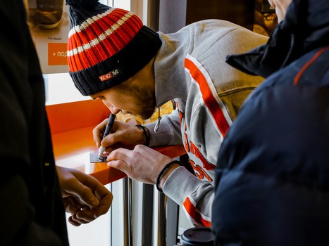 Хоккеисты "Авангарда" сыграли с омичами в настольный хоккей и поработали на заправке