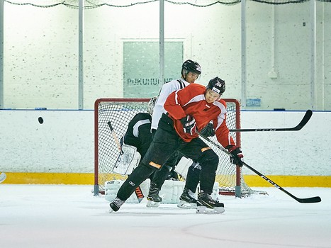 Тренировка "Авангарда" перед первым матчем на сборе