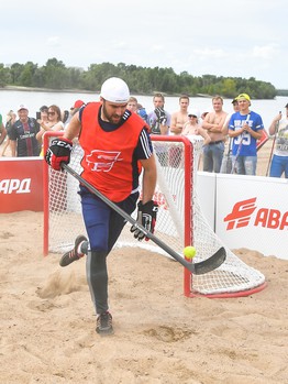 Жаркий хоккей: в Омске состоялся третий "Кубок Авангарда" по хоккею на песке