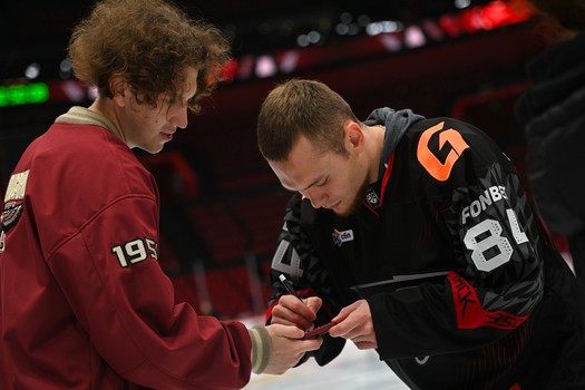 Массовые катания для 75 первых покупателей абонементов на матчи «Авангарда» в сезоне 2025/26 с Михаилом Гуляевым