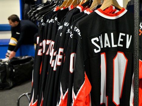 "Офисные Ястребы": вручение игровых свитеров и ледовая тренировка