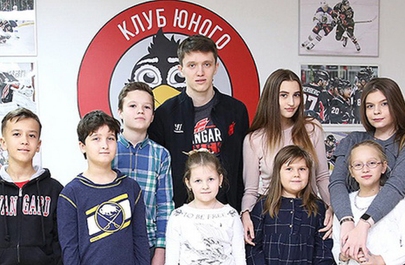 Валентин Пьянов побывал в Клубе юного болельщика и рассказал, какой подарок хочет на Новый год