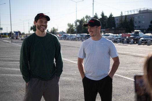 Джозеф Чеккони и Эндрю Потуральски прилетели в Омск