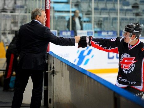 "Офисные Ястребы": вручение игровых свитеров и ледовая тренировка