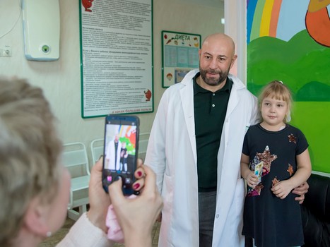 Максим Сушинский в гостях у детей из ОДКБ